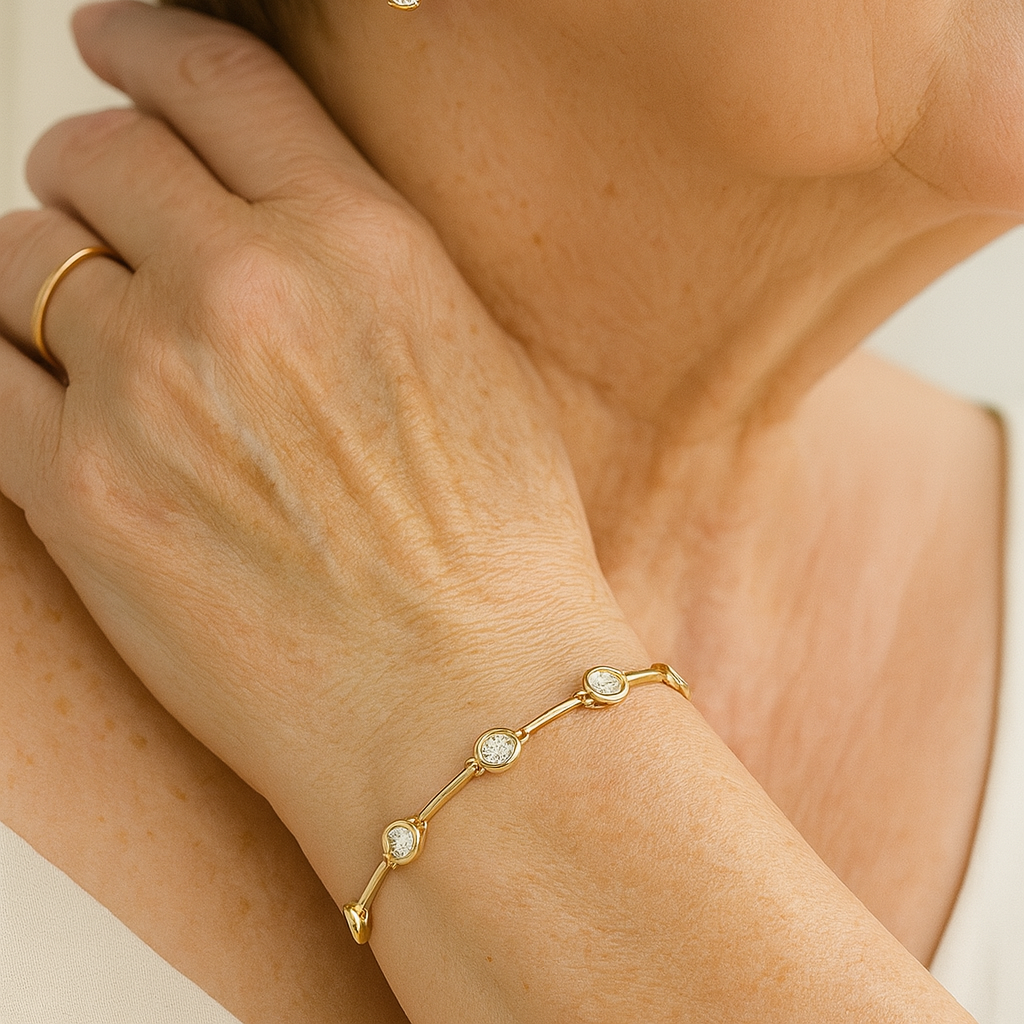 Elegant Gold Bracelet with Shimmering Zirconias