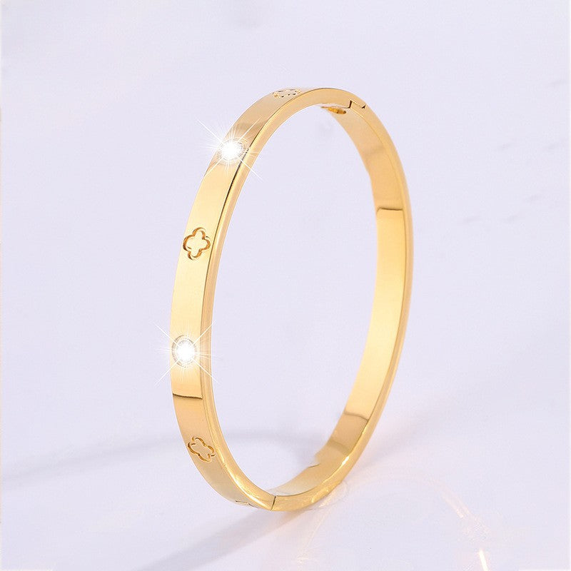 Clover Motif Gold Bangle Bracelet