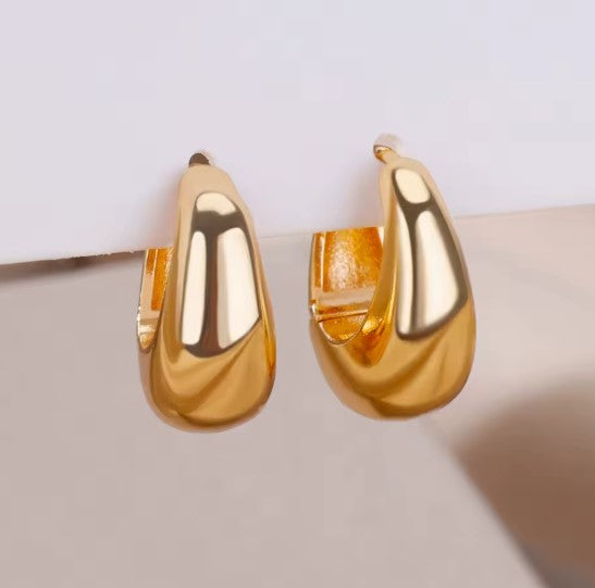 Curved Hoop Earrings in Polished Gold Tone