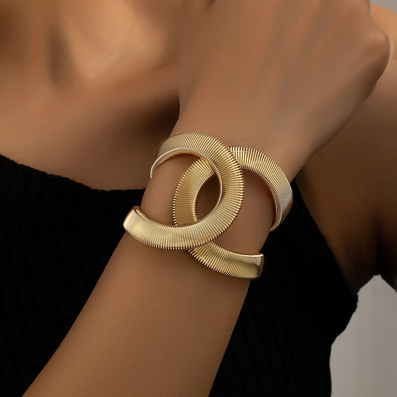 Interlocking Circles Bracelet in Golden Radiance